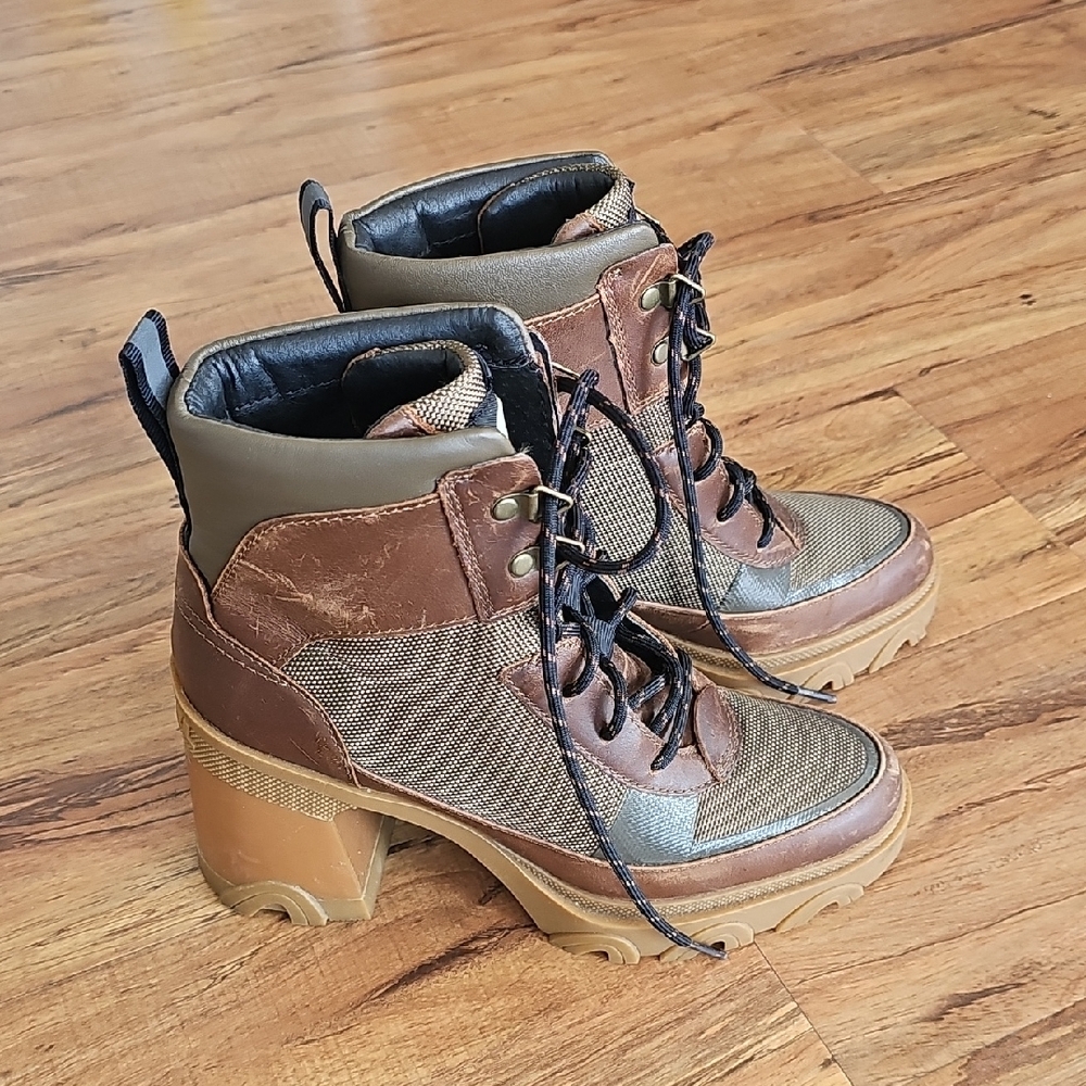Sorel Brown Tan Lace Up Boots with Chunky Heel